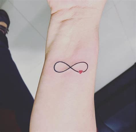 Tattoo minimalistas infinito